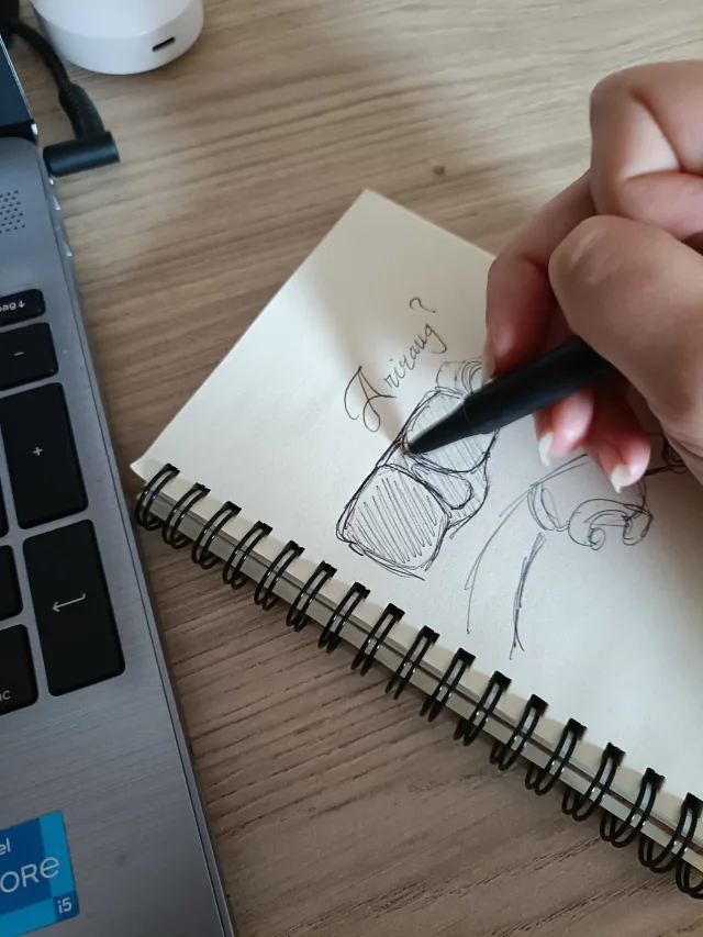 Schizzo a mano del concept su un taccuino